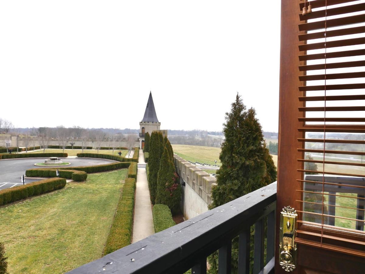 Kentucky Castle Hotel Versailles Exterior photo